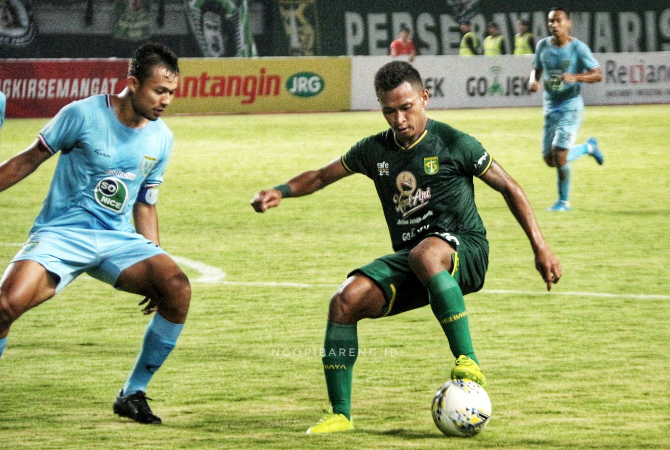 Pemain Persebaya, Osvaldo Haay saat berusaha melewati pemain Persela Lamongan, Sabtu 11 Mei 2019. (Foto: Haris/ngopibareng.id)