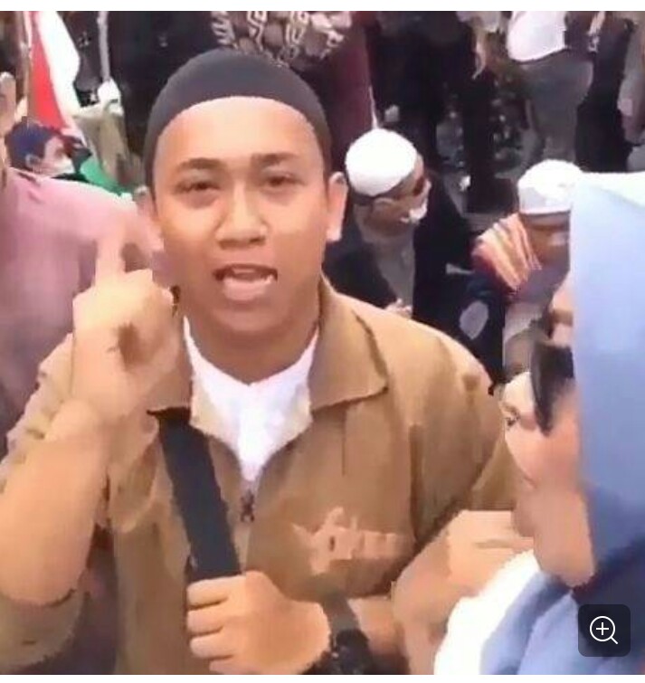 salah satu peserta demo di kantor Bawaslu, pada Jumat 9 Mei 2019, melakukan ancaman penggal kepala Presiden Jokowi.