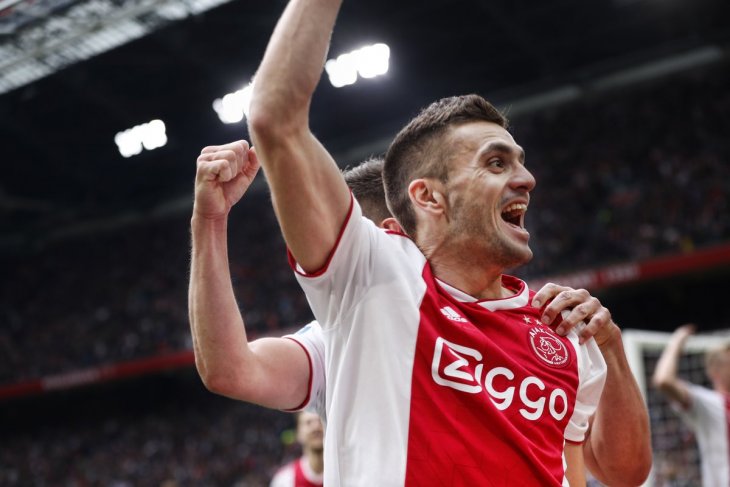 Pemain Ajax Dusan Tadic merayakan gol yang dia cetak ke gawang Utrecht. (Foto: Twitter@Ajax)