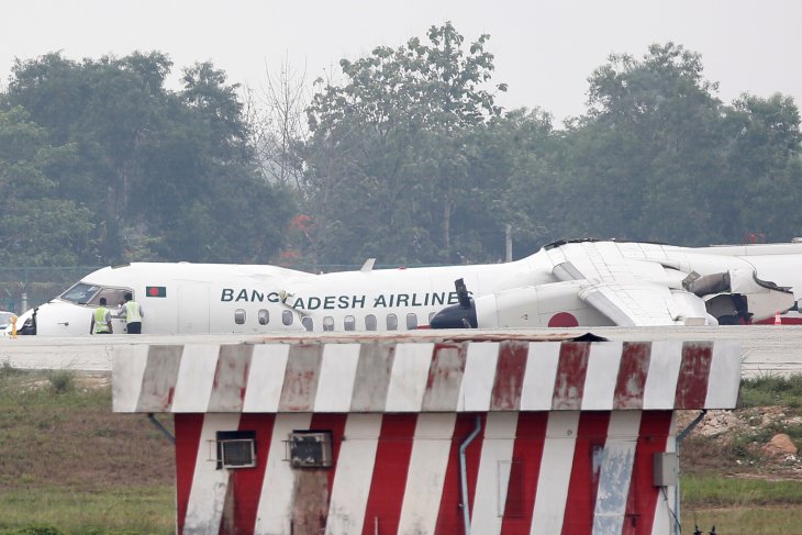 Pesawat Biman Bangladesh Airlines Bombardier Dash 8 terlihat sehari setelah tergelincir di landasan akibat cuaca buruk di Bandara Internasional Yangon, Myanmar, Kamis, 9 Mei 2019. (Foto: dok/antara)