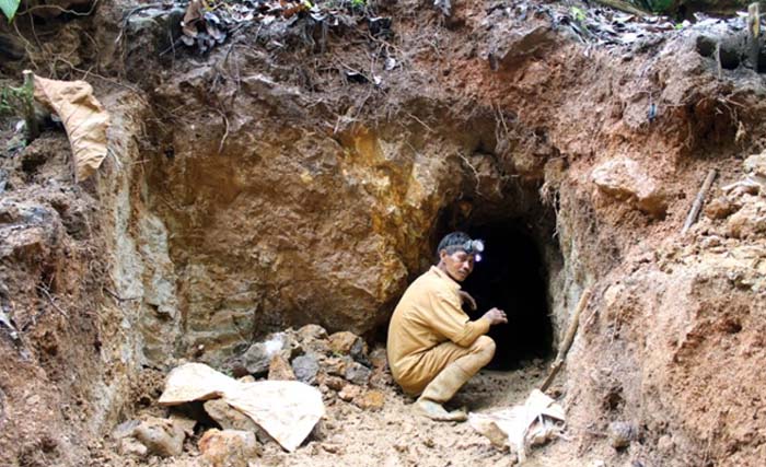 Salah satu lubang penambangan emas di Ilangata, Gorontalo. (Foto:Mongabay)
