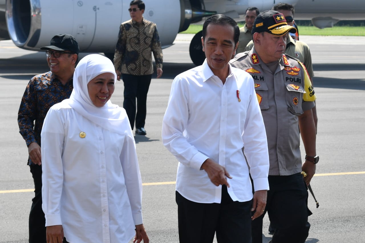 Presiden Jokowi disambut Gubernur Jawa Timur, Khofifah Indar Parawansa, dalam kunjungan kerjanya di Provinsi Jawa Timur. (Foto: Deputi Bidang Protokol, Pers, dan Media Sekretariat Presiden, Bey Machmudin)