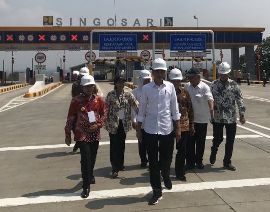 Presiden Joko Widodo usai meresmikan Tol Pandaan-Malang, di Gerbang Tol Singosari, Kabupaten Malang, Jatim, Senin 13 Mei 2019. (Foto: Antara)