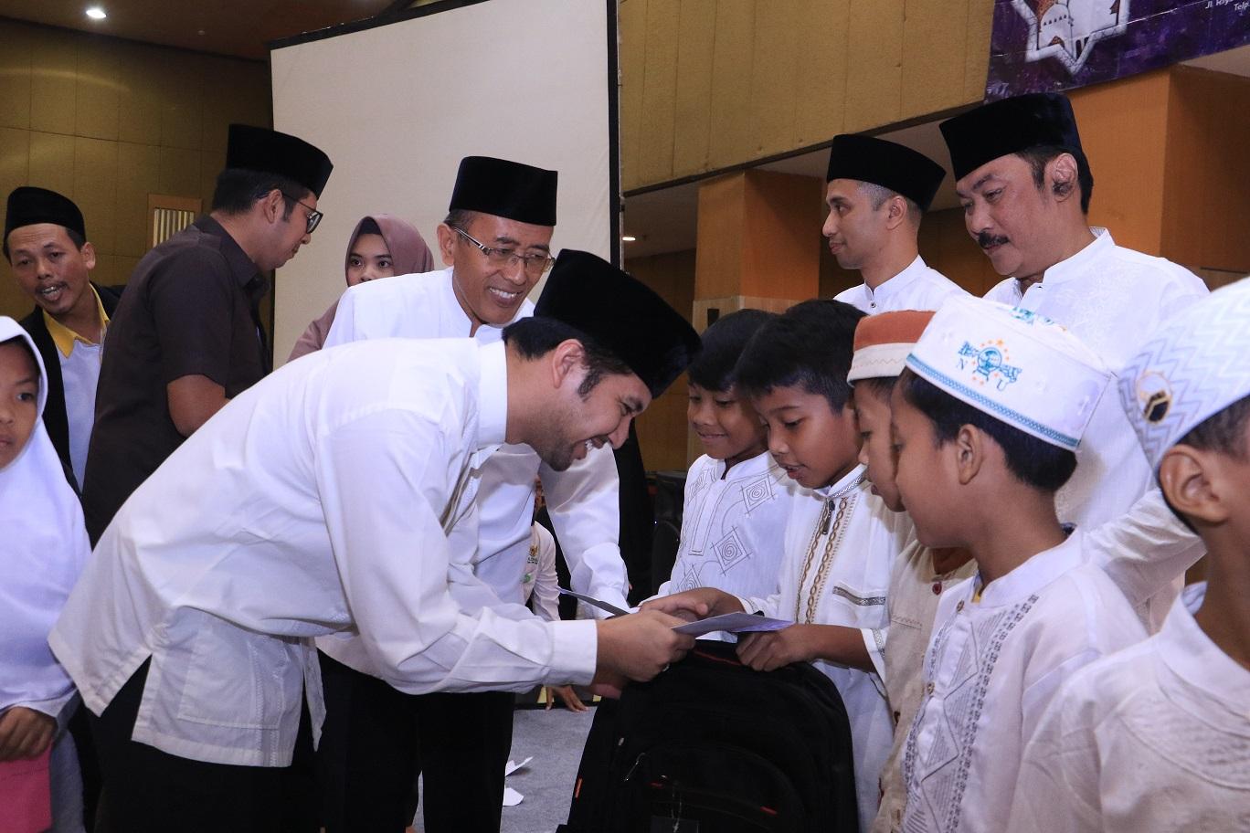 Wakil Gubernur Jawa Timur Emil Dardak memberi santunan kepada anak yatim. (Foto: Humas Pemprov Jatim)