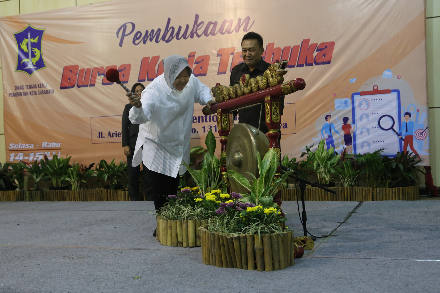 Risma membuka bursa kerja 2019 di Gedung Convention Hall, Surabaya. (Foto: dok. Pemkot Surabaya)