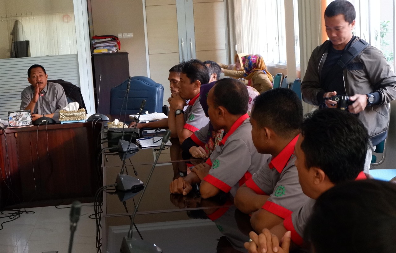 KARYAWAN PT Sinarmas Surya Sejahtera saat mengikuti rapat dengar pendapat (RDP) di DPRD Kota Probolinggo. (Foto: Ikhsan/ngopibareng.id)