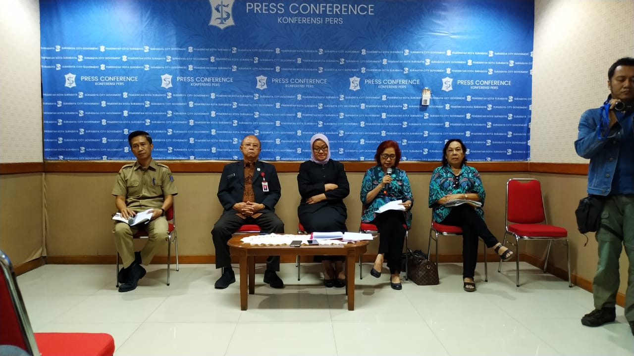 Dinas Kesehatan Kota Surabaya dan RS William Booth saat memberikan keterangan pers di Balaikota Surabaya. (Foto: Alief/ngopibareng.id)