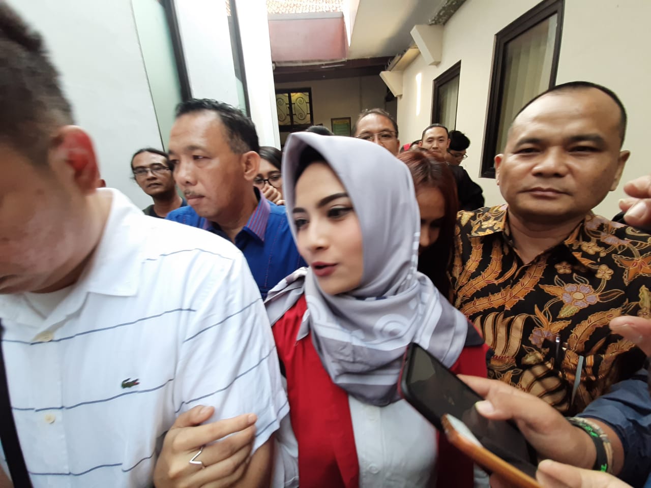 Vanessa Angel, usai jalani proses sidang di PN Surabaya, Selasa, 14 Mei 2019. (Foto: Farid/ngopibareng.id)