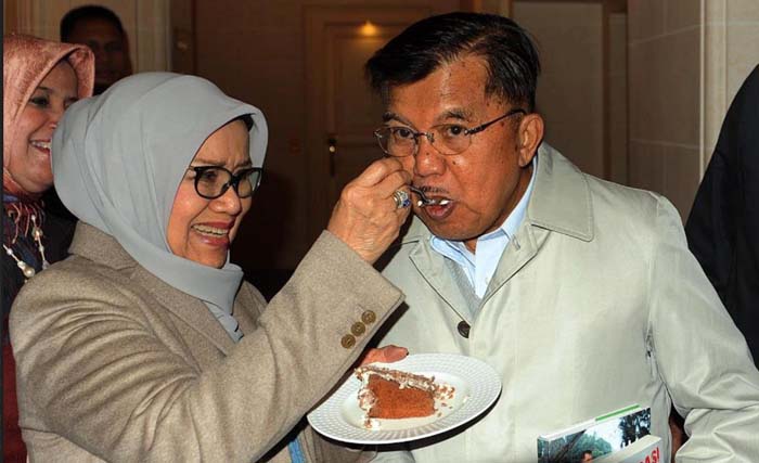 Ibu Mufidah menyuapkan potongan kue ultah  kepada Juusuf Kalla, di lobi hotel Beau Rivage, Jenewa pada Selasa malam (Foto:Antara)