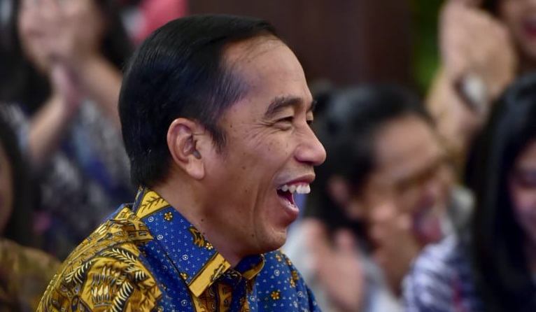 Presiden Jokowi selalu bugar dan ceria, berkat minum sinom. ( Foto: Asmanu/ngopibareng.id)