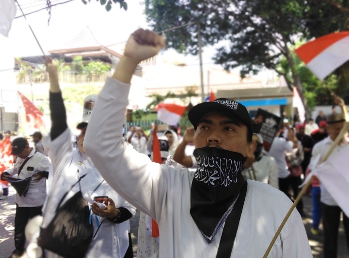 Massa Ratu Adil menggelar aksi do Bawaslu Jatim, Surabaya, Rabu 15 Mei 2019. (Foto: Farid/ngopibareng.id) 