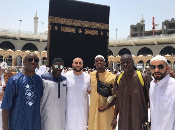 Paul Pogba dan Kurt Zouma pose di depan Kabah saat ibadah umrah bulan Ramadhan ini. (Foto: Instagram Paul Pogba)