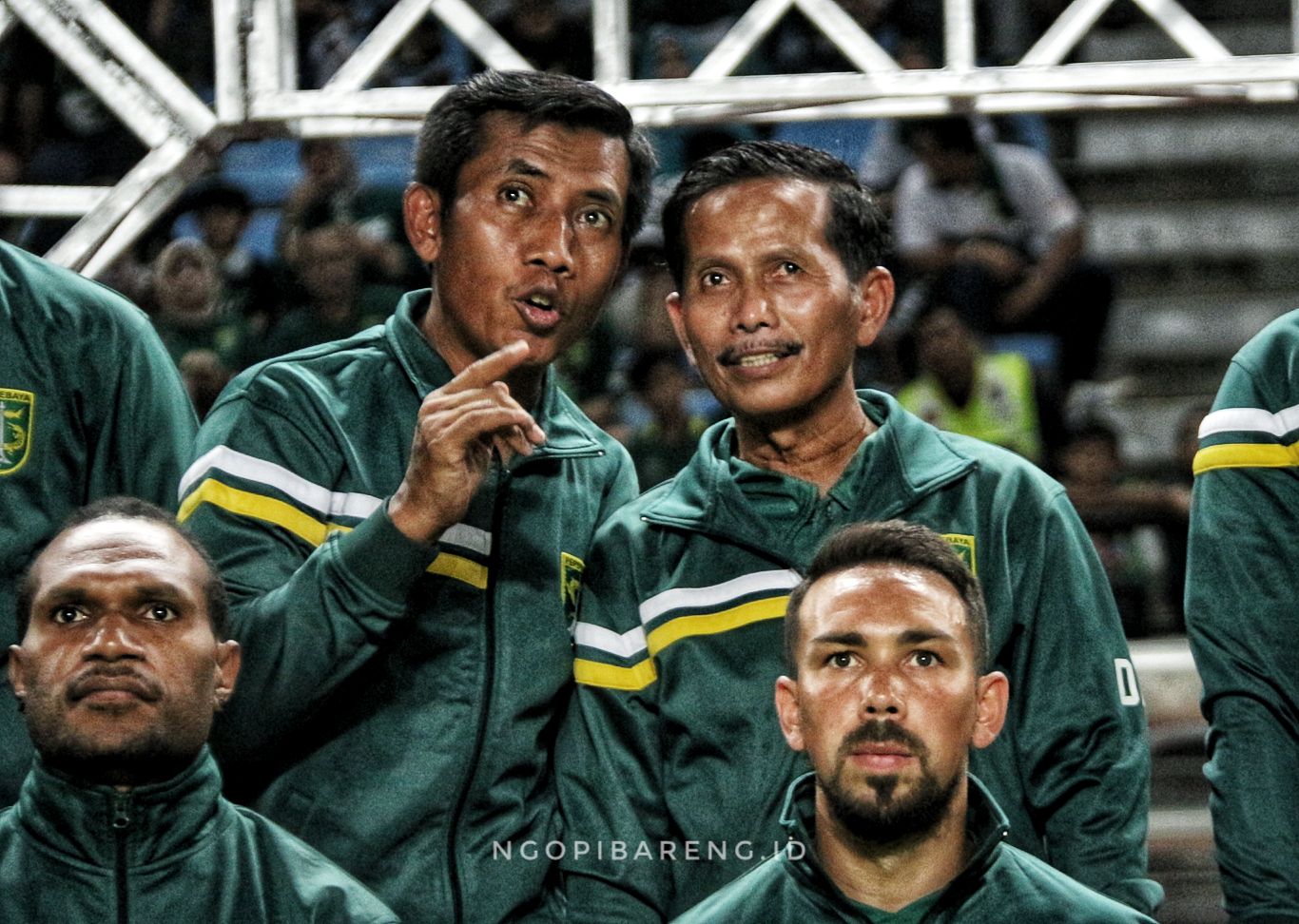 Pelatih Persebaya, Djajang Nurdjaman dan pelatih kiper Persebaya. (foto: Haris/ngopibateng.id)