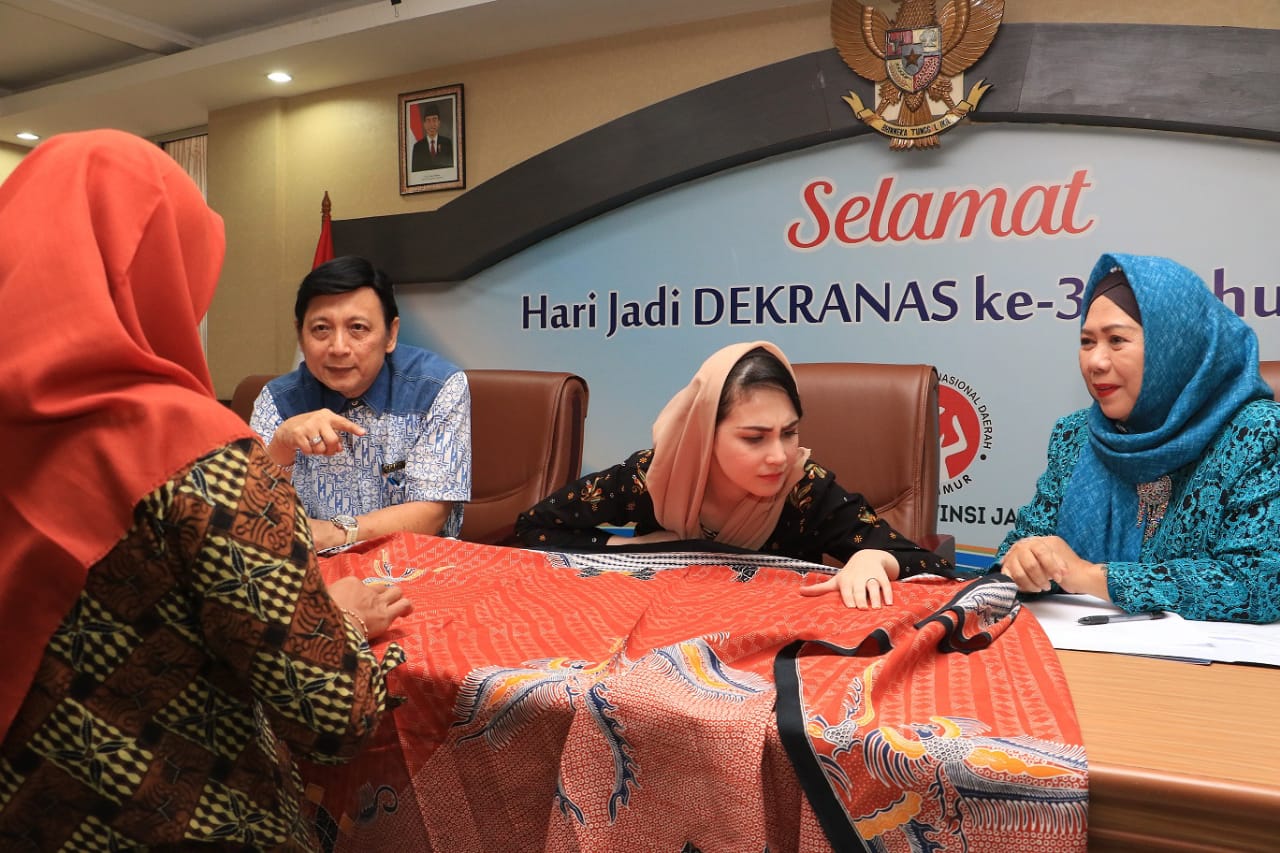 Arumi Bachsin saat menjadi juri di Lomba Desain Batik 2019. (Foto: Humas Pemprov)