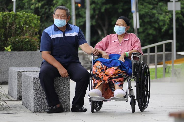 Susilo Bambang Yudhoyono menemani istrinya, Ani Yudhoyono, berjalan-jalan di sekitar halaman rumah sakit, National Univesity Hospital Singapura, untuk pertama kalinya. (Foto: Instagram)