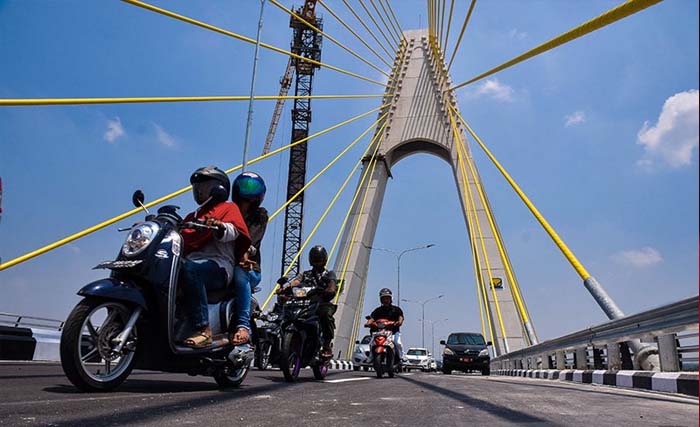 Jembatan Siak yang melintas di atas Sungai Batanghari, Riau. (Foto:Dok.Antara)