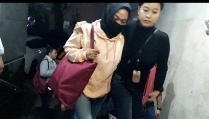 Ina Yuniarti, perekam video penggal kepala Presiden Jokowi bersama tersangka lainnya, Hermawan Susanto, terlihat lesu saat digiring masuk ke Polda Metro Jaya oleh petugas.