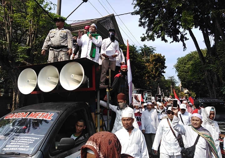 Massa FUI datangi Bawaslu Jatim, Surabaya, Jumat 17 Mei 2019. (Foto: Farid/ngopibareng.id)