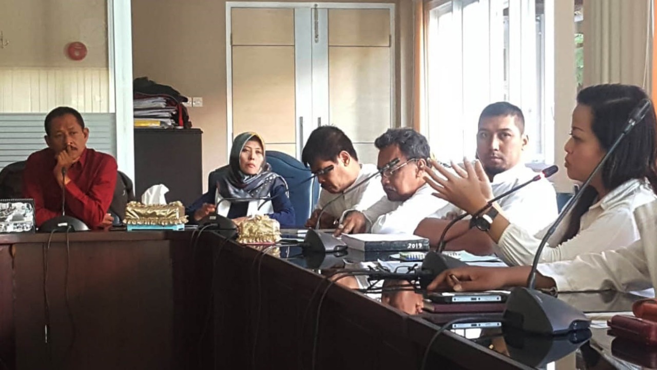 KETUA Komisi III, Agus Riyanto (kiri) saat memimpin rapat dengan pendapat terkait proyek tersendat. (Foto: Ikhsan/ngopibareng.id)