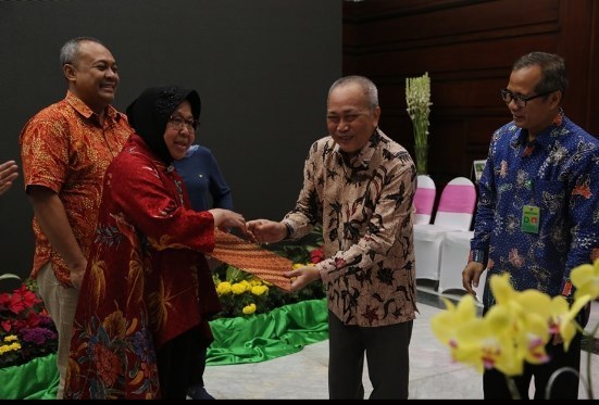 Wali Kota Surabaya Tri Rismaharini saat menerima izin Lembaga Konservasi dari Kementerian Lingkungan Hidup dan Kehutanan. (Foto: dok.KLHK)