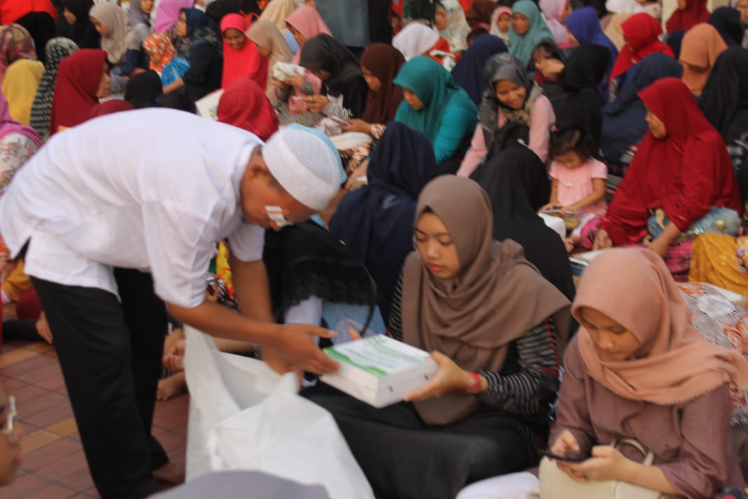Relewan Masjid Istiqlal membagikan nasi box untuk yang membutuhkan.