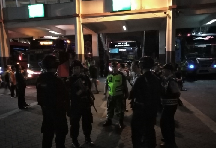 Sejumlah personel kepolisian melakukan pengamanan ketat di terminal Purabaya, Bungurasih, Sidoarjo, Sabtu 18 Mei 2019, malam. (Foto: Farid/ngopibareng.id) 