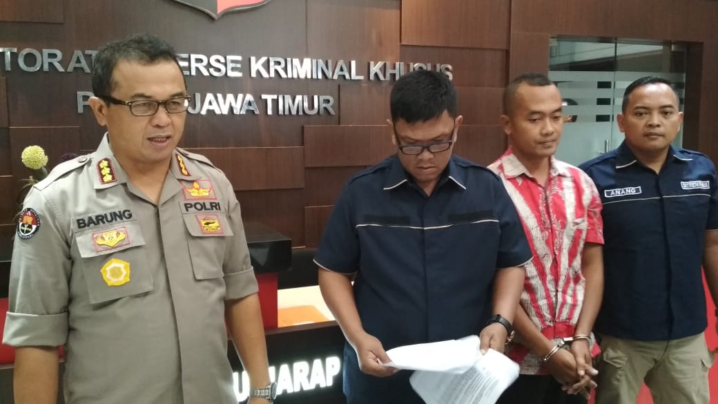 (dua dari kanan) Tersangka ujaran kebencian Hairil Anwar, saat diamankan Polda Jatim, Minggu 19 Mei 2019. (Foto: Farid/ngopibareng.id)