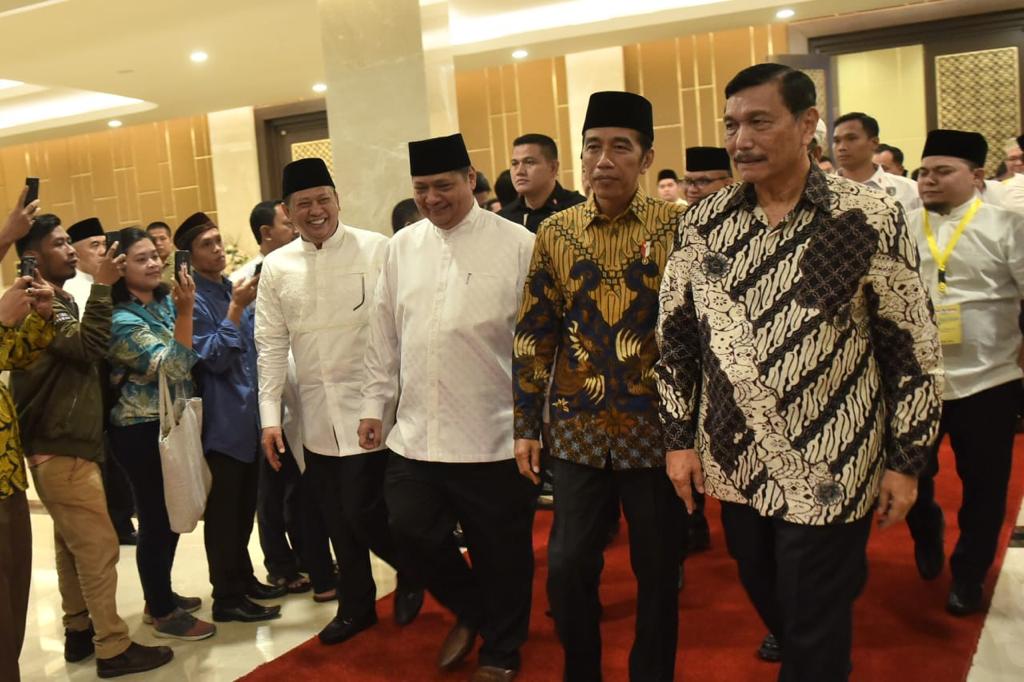 Presiden Joko Widodo bersama Ketua DPR Bambang Soesatyo, dan Luhut Binsar Panjaitan usai menghadiri buka puasa bersama DPP Partai Golkar Minggu 19 Mei 2019. (Foto: asmanu/ ngopibareng.id)