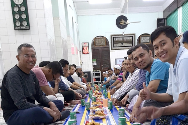 DI's Way bersama jamaah masjid di Ho Chi Minh City. Beberapa di antaranya merupakan warga negara Indonesia yang sedang ada tugas di Vietnam