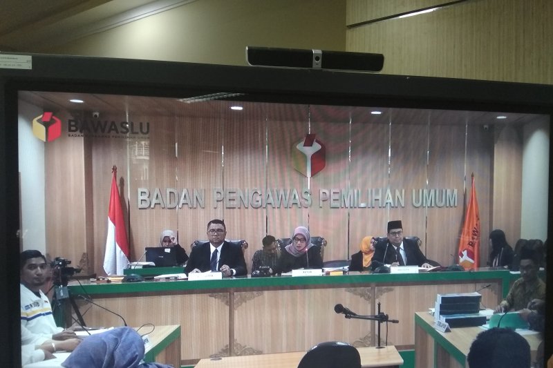 Sidang Bawaslu RI yang ditayangkan melalui layar di media center Bawaslu RI, Jakarta, Jumat (Foto: Antara/Rangga)