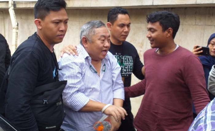 Lieus Sungkharisma diborgol dan ditahan di Polda Metro Jaya, Senin. (Foto:Jawapos)