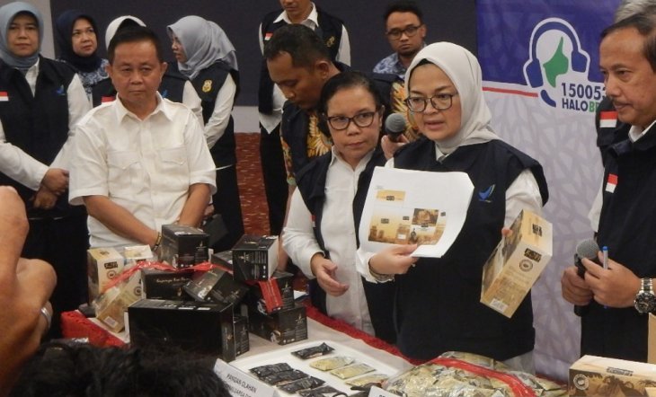 Kepala Badan Pengawas Obat dan Makanan Penny Lukito (dua dari kanan) dalam konferensi pers di Jakarta, Senin 20 Mei 2019 salah satunya membahas temuan kopi merk Pak Belalang yang diduga melakukan pelanggaran regulasi pangan. (Foto: Antara/ Anom Prihantoro)