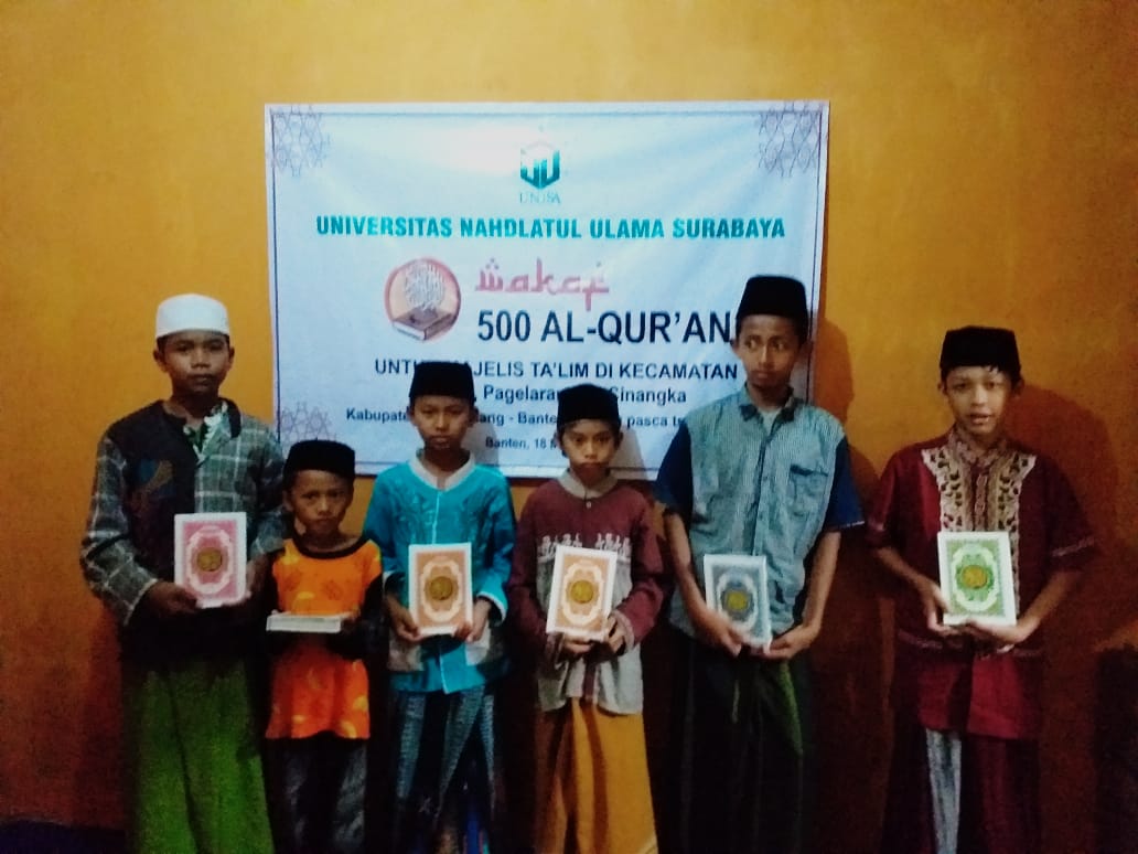 Perwakilan korban terdampak tsunami Banten yang mendapatkan bantuan Al-Quran.  (Foto: istimewa)
