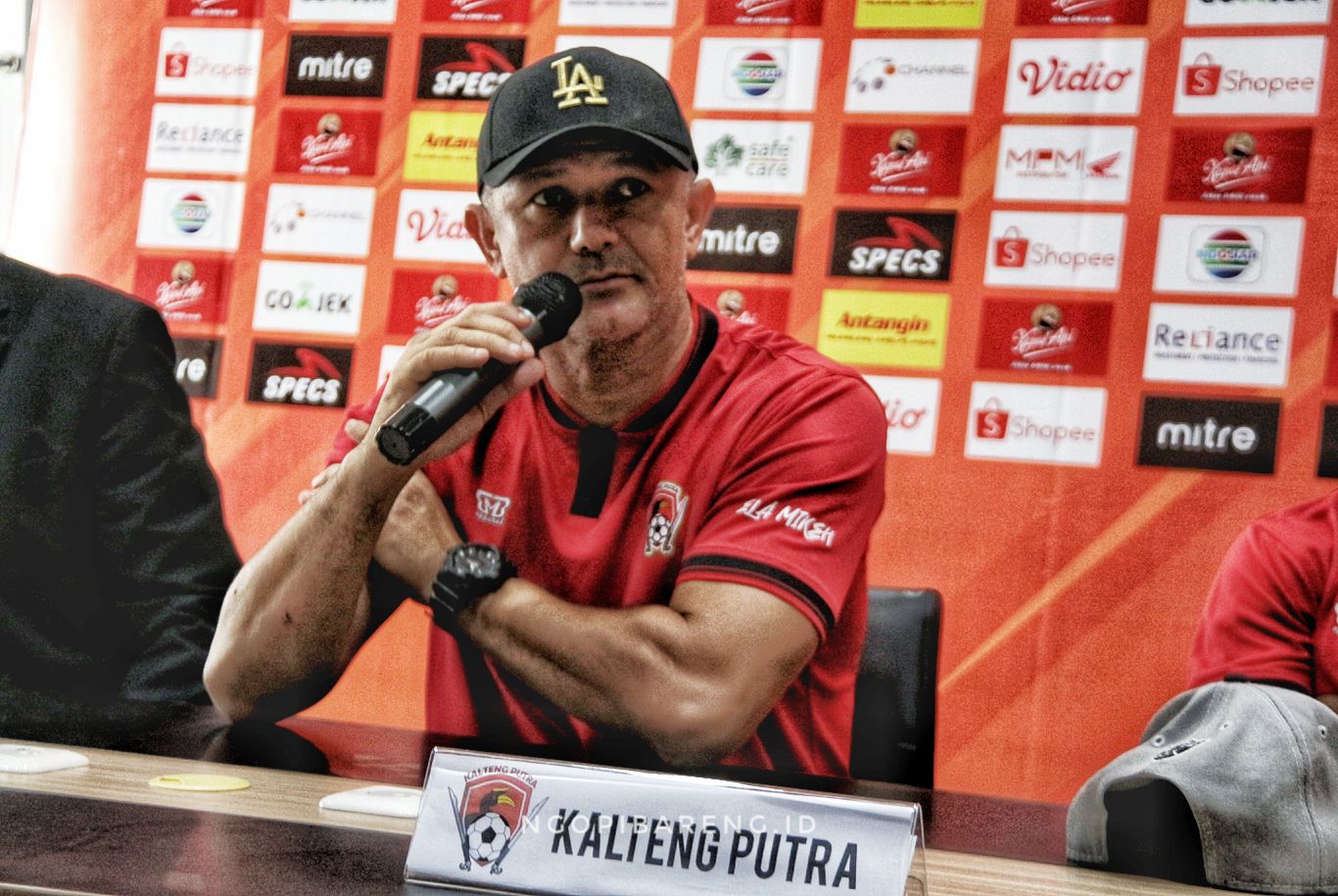 Pelatih Kalteng Putra, Gomes de Oliviera. (Foto: Haris/ngopibareng.id)