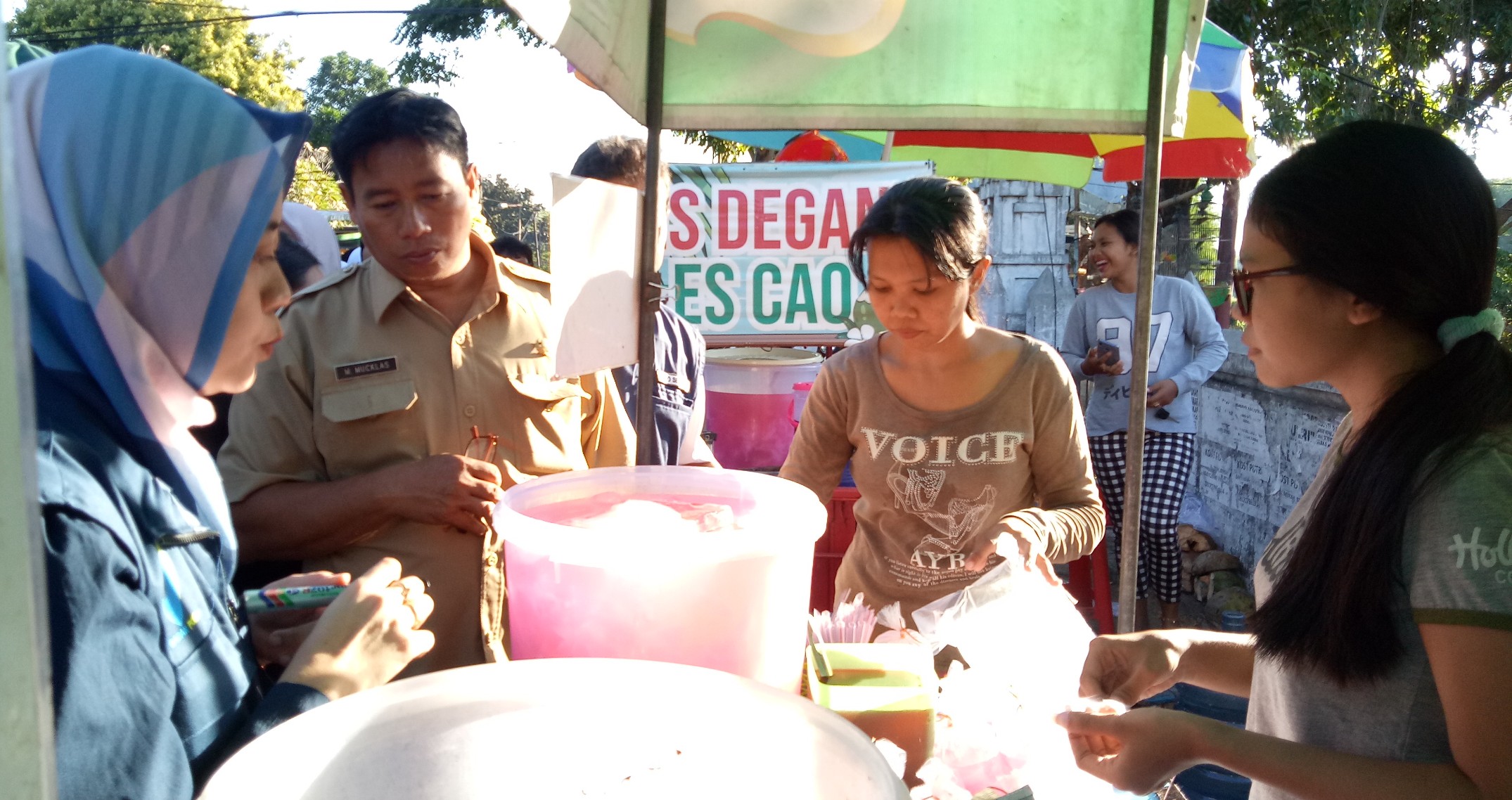 Petugas BPOM Surabaya sedang melakukan proses mengambilan sample. (Foto: Pita/ ngopibareng. Id) 