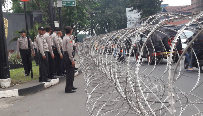 Kawat-kawat berduri itu terlihat menutup akses jalan ke Gedung KPU, Jalan Imam Bonjol, Menteng, Jakarta Pusat. 