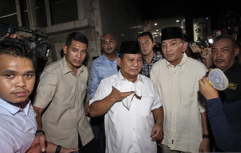  Calon Presiden nomor urut 02 Prabowo Subianto (tengah) tiba untuk menjenguk Eggi Sudjana dan Lieus Sungkharisma di Polda Metro Jaya, Jakarta, Senin 20 Mei 2019. (Foto: Antara/Dhemas Reviyanto)