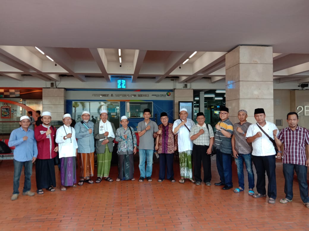 Sejumlah kiai dari Jatim sesaat sebelum bertolak menuju Jakarta, Selasa 21 Mei 2019. (Foto: Istimewa)
