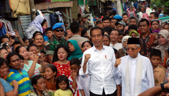 Jokowi dan KH Ma'ruf Amin saat mengungkapkan pidato kemenangan di Kampung Deret, Selasa 21 Mei 2019. (Foto: dok/antara)