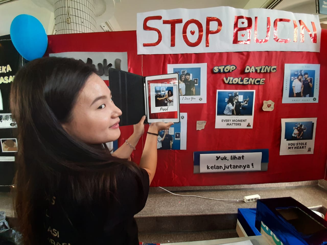 Ester Handriani salah anggota kelompok kampanye 'Anti Bucin' sedang mempelihat alat peraga kampanye. (Foto: Istimewa) 