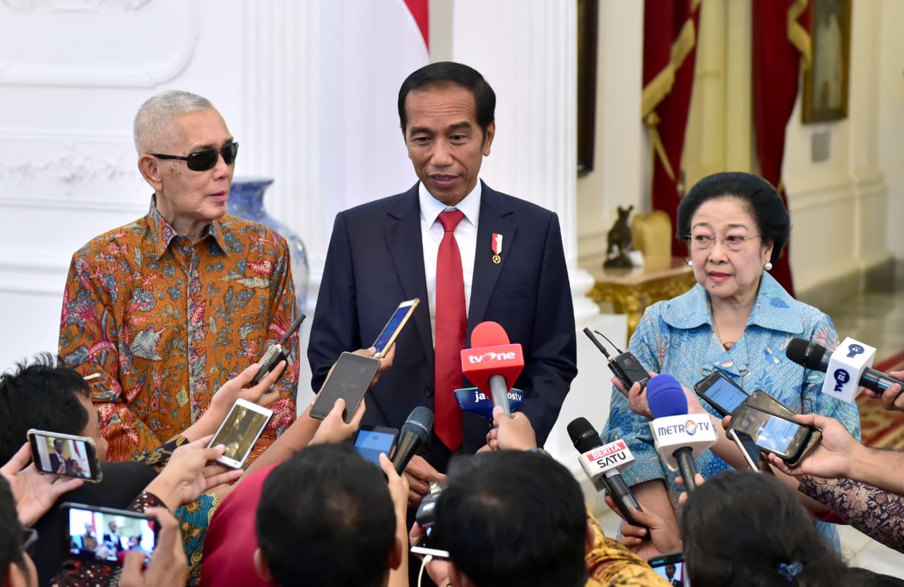 Presiden Jokowi didampingi Tri Sutrisno dan Megawati Soekarnoputri mengadakan pres conferensi usai menyampaikan ucapan selamat di Istana Merdeka, Selasa, 21 Mei 2019. (Foto: Biro Pers Setpres)