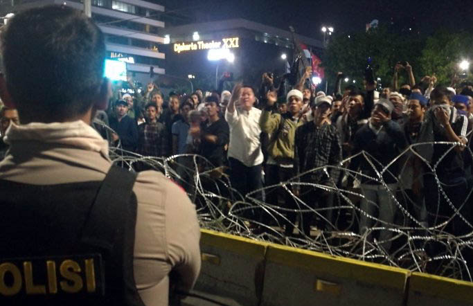 Aksi massa di depan kantor Bawaslu RI memprovokasi dengan merusak barikade kawat berduri. (Foto: Antara)
