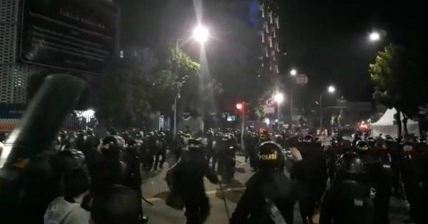 Bentrok antara aparat kepolisian dengan aksi pendemo kembali terjadi. Polisi bubarkan aksi massa dengan tembakan gas air mata. (Foto: Ant)