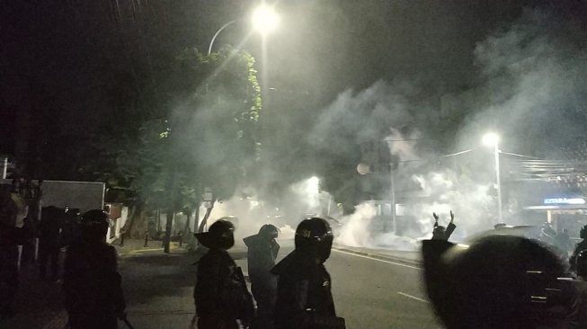 Pelemparan bom molotov ke arah aparat kepolisian dalam aksi massa people power, Rabu, 22 Mei 2019. (Foto: Ant)