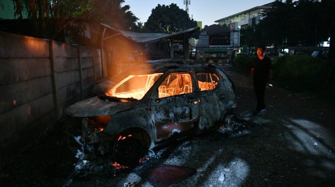 Sejumlah mobil di Asrama Brimob Petamburan, Tanah Abang, Jakarta terbakar setelah diserang demonstran pendukung calon presiden Prabowo Subianto, Rabu dini hari (22/5/2019). [Antara/Sigid Kurniawan]