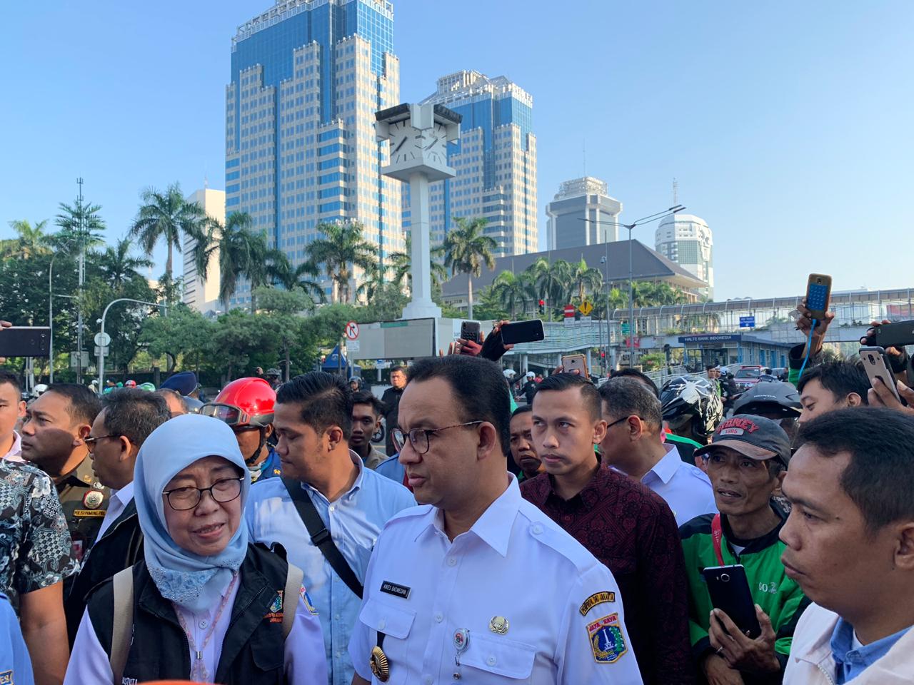 Gubernur DKI Jakarta Anies Baswedan bersama karyawan perkantoran di Jalan Thamrin dengan naik ambulan. ( Foto: Asmanu/ngopibareng.id)