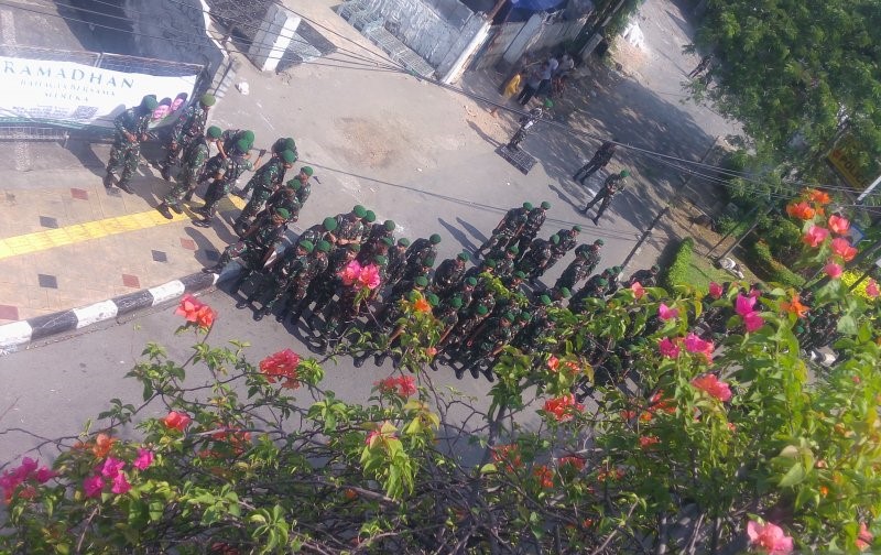 Anggota infanteri TNI Angkatan Darat membentuk pagar betis menutup Jalan Cideng Barat Dalam menuju Polsek Metro Gambir Jakarta, pada Rabu 22 Mei 2019. (Foto: Dewanto/Antara)