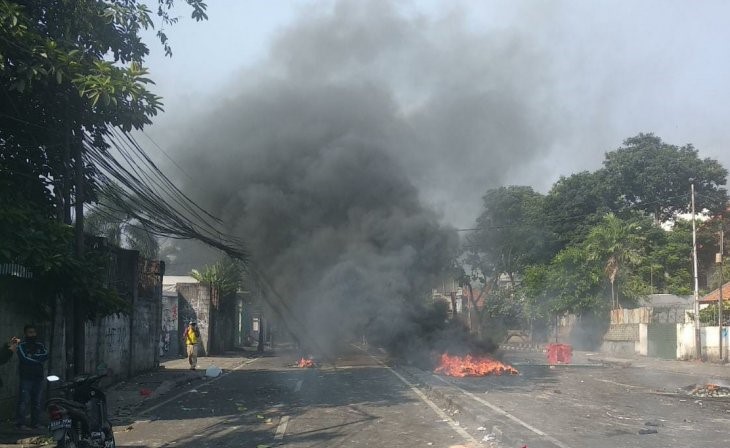 Massa melakukan pembakaran di Jalan KS Tubun, Jakarta, Rabu 22 Mei 2019. (Foto: Aditya/Antara)