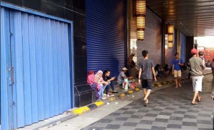 Toko-toko di Tanah Abang memilih tutup. (Foto:okezone)