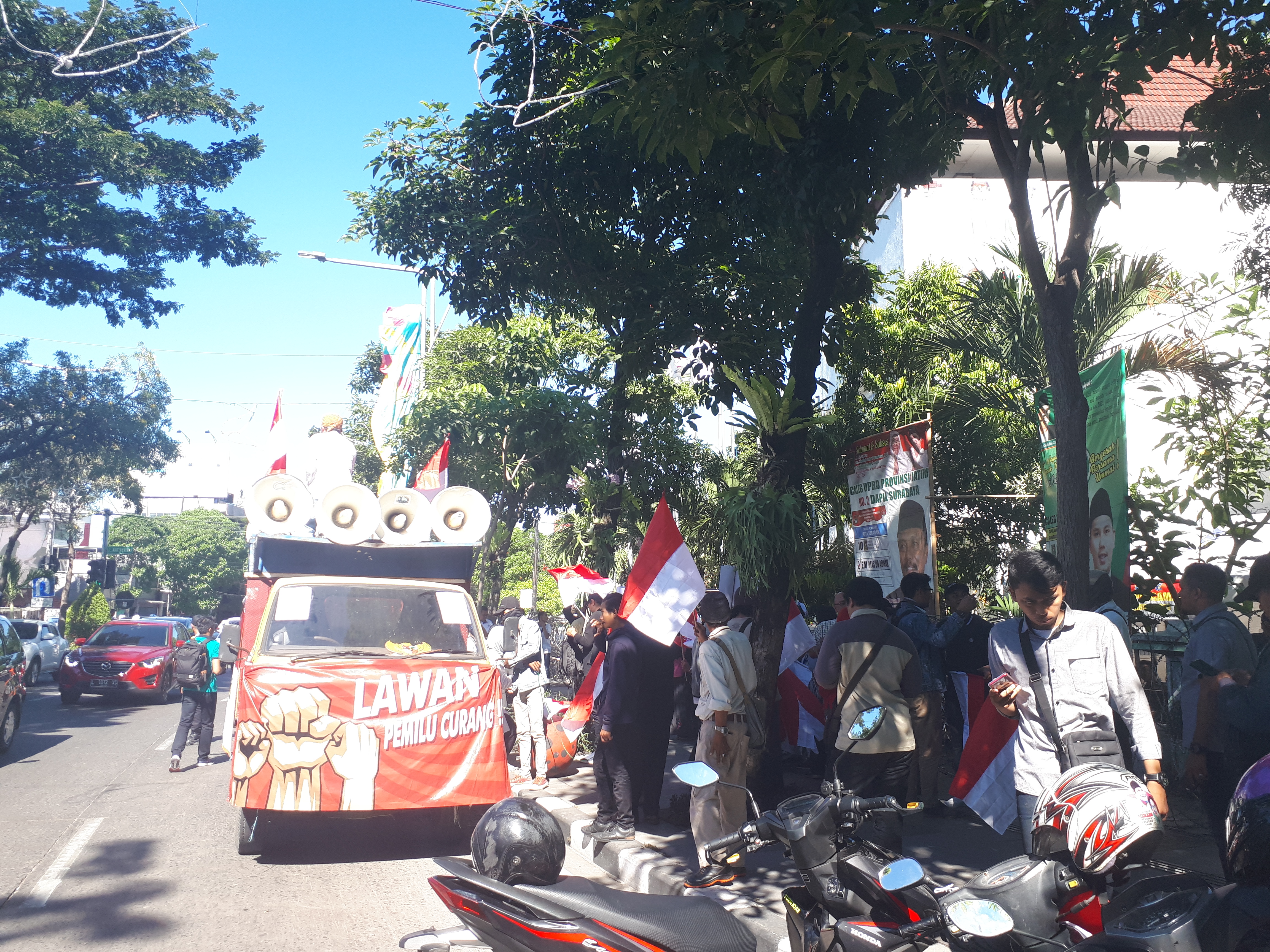 Demo di depan KPU Surabaya. (Foto: Alief/ngopibareng.id)